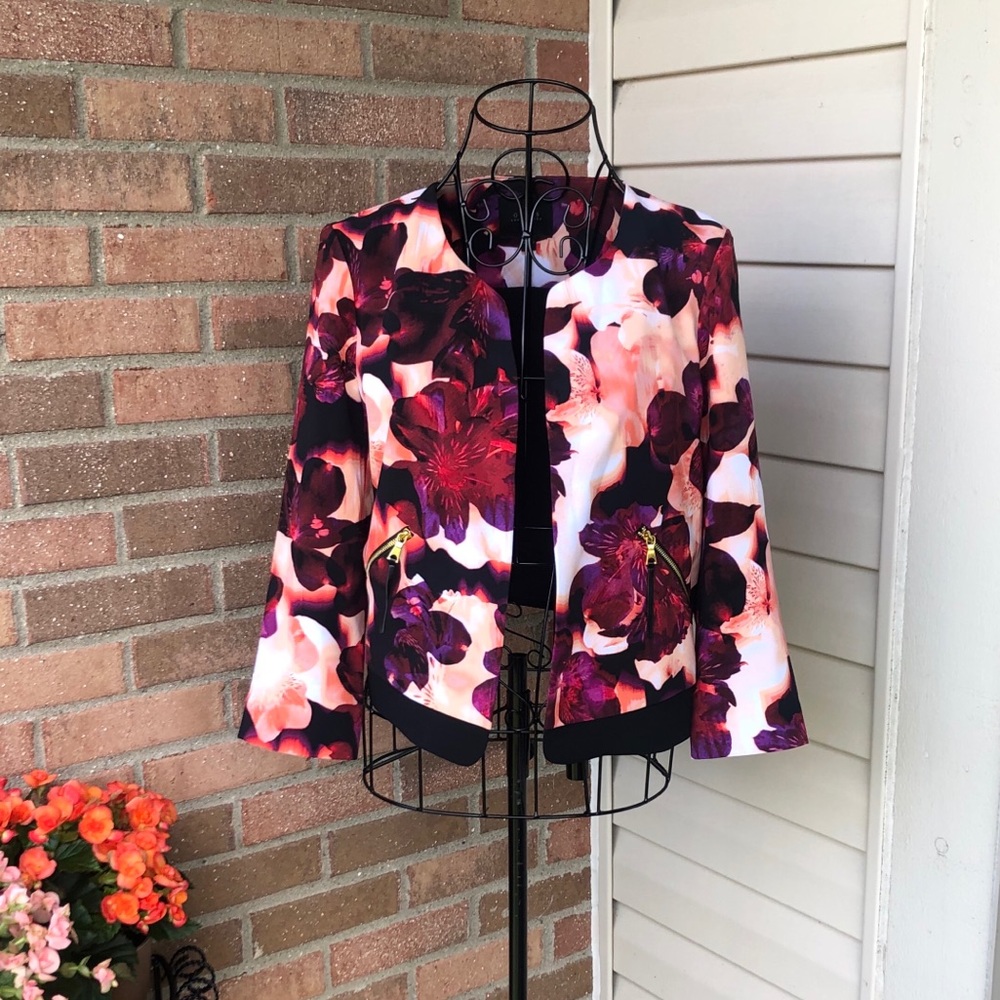 Guess- floral crop blazer